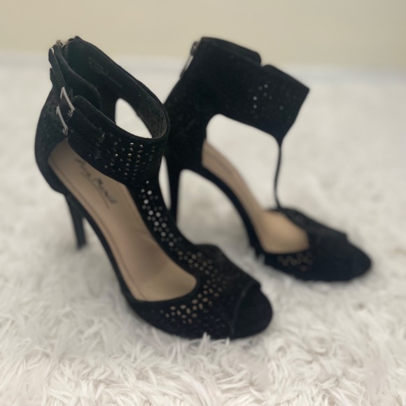 Black ankle strap heels - Picture 2 of 3